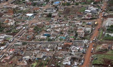Tornado destrói 90% de Rio Bonito do Iguaçu e causa 6 mortes
