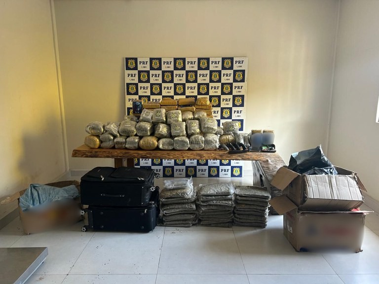 PRF e PM apreendem mais de 150 kg de drogas e quatro armas