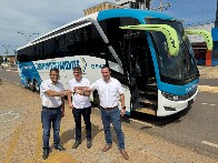 Dr. Luís do Hospital entrega ônibus para fortalecer o transporte de pacientes em Jaru