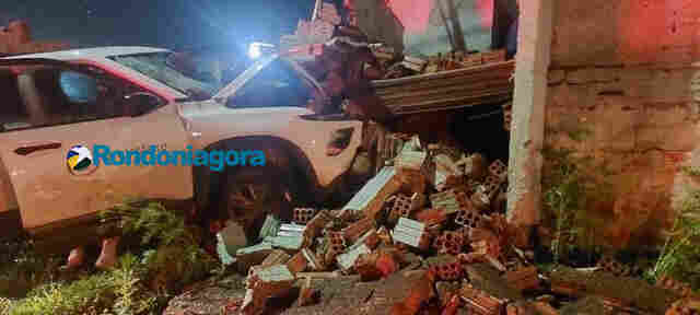 Motorista bêbado é preso após colidir contra muros de duas residências na zona leste