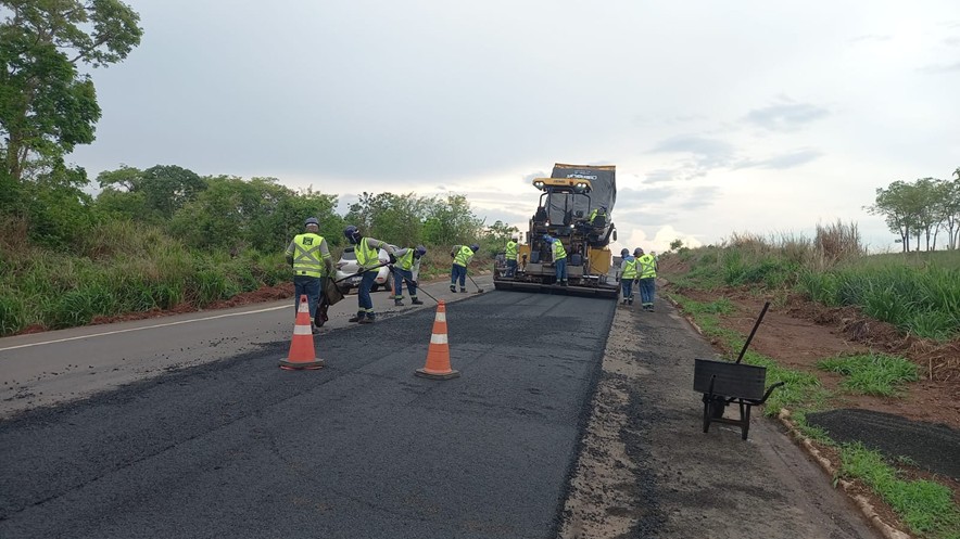 Frentes de fresagem avançam na BR e Nova 364 reforça necessidade do ‘Pare e Siga’ para garantir melhorias duradouras
