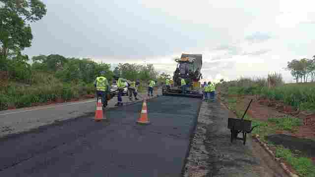 Frentes de fresagem avançam na BR e Nova 364 reforça necessidade do ‘Pare e Siga’ para garantir melhorias duradouras
