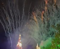 Vídeo: festa natalina da capital começa com cobrança exagerada a ambulantes e fogos de artifício com estampidos, proibidos por leis
