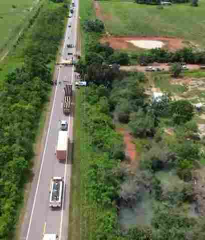 Vídeo: insatisfeitos com abandono, moradores fecham BR-319 no km 58 entre Porto Velho e Humaitá