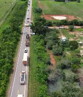 Vídeo: insatisfeitos com abandono, moradores fecham BR-319 no km 58 entre Porto Velho e Humaitá