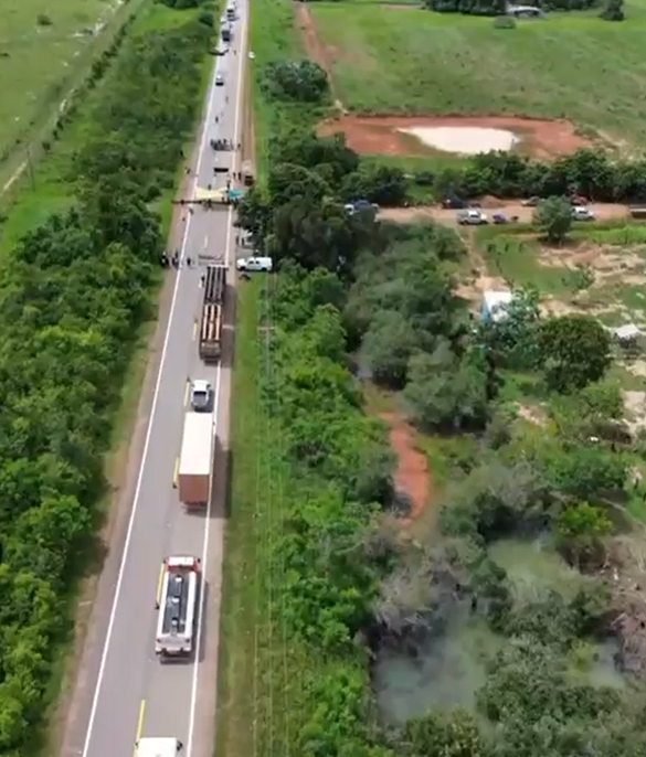 Vídeo: insatisfeitos com abandono, moradores fecham BR-319 no km 58 entre Porto Velho e Humaitá