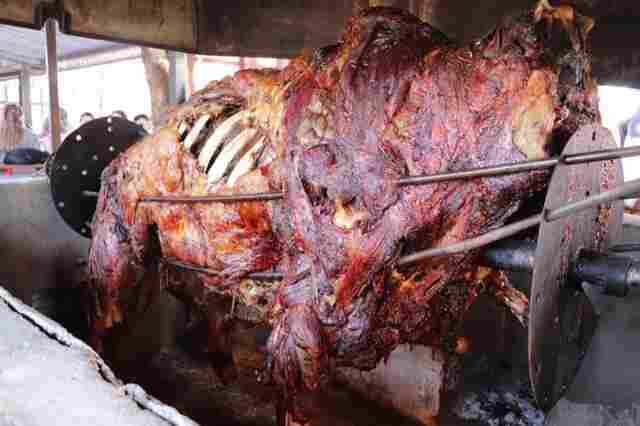 Políticos de Cacoal financiam churrascada com 54 bois para comemorar 48 anos da cidade
