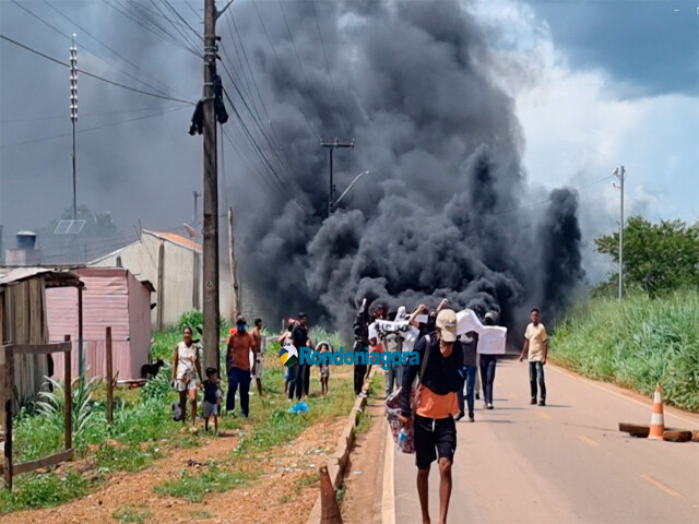 Vídeo: invasores incendeiam pneus e fecham a estrada da Areia Branca em Porto Velho