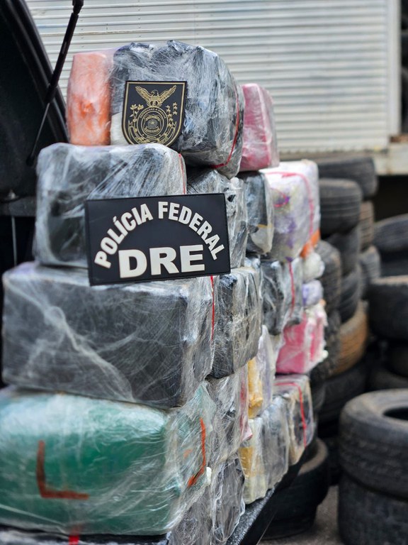 PF intercepta caminhão, prende um e apreende 110 kg de drogas na BR-364