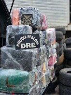 PF intercepta caminhão, prende um e apreende 110 kg de drogas na BR-364