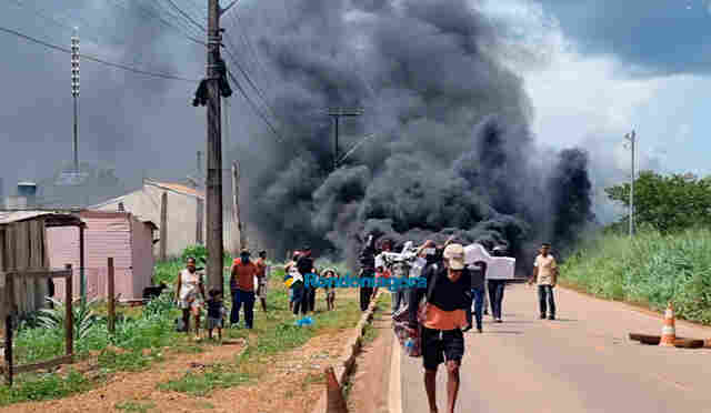 Vídeo: invasores incendeiam pneus e fecham a estrada da Areia Branca em Porto Velho