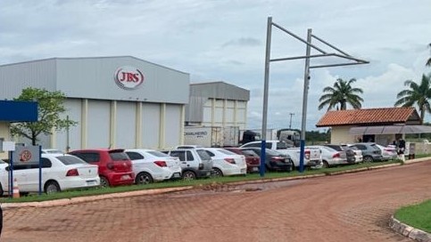 Justiça do Trabalho libera funcionamento parcial do frigorífico da JBS após vazamento de amônia em Pimenta Bueno