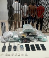 Ação conjunta apreende 20 pacotes de drogas em casa usada pelo tráfico na zona Leste