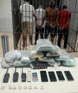 Ação conjunta apreende 20 pacotes de drogas em casa usada pelo tráfico na zona Leste