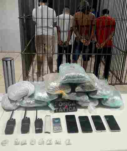 Ação conjunta apreende 20 pacotes de drogas em casa usada pelo tráfico na zona Leste