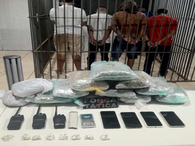 Ação conjunta apreende 20 pacotes de drogas em casa usada pelo tráfico na zona Leste