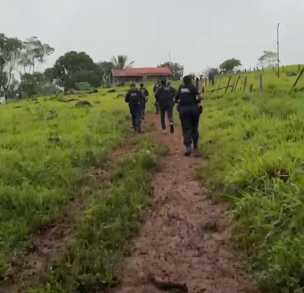 Megaoperação com mais de 200 policiais cumpre 98 ordens da Justiça contra organização criminosa ligada ao Comando Vermelho