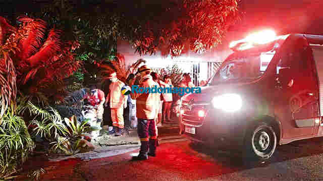 Condutor bêbado e sem CNH cai com motoneta em córrego na zona sul