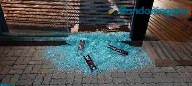 Ladr&otilde;es arrombam loja e roubam 300 camisas em Porto Velho