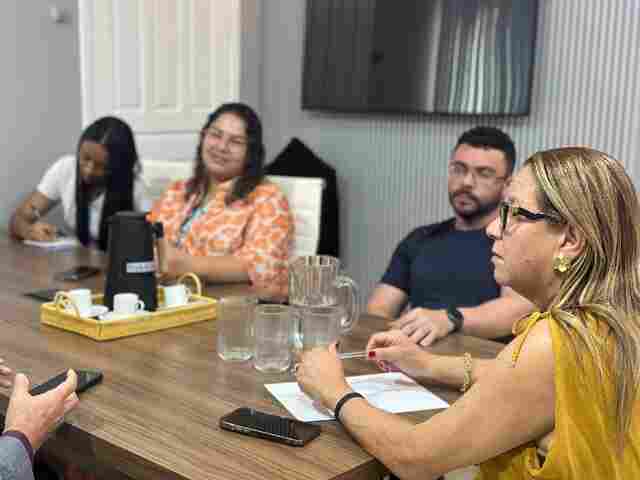 Vereadora se re&uacute;ne re&uacute;ne com membros da Comiss&atilde;o de Concurso P&uacute;blico