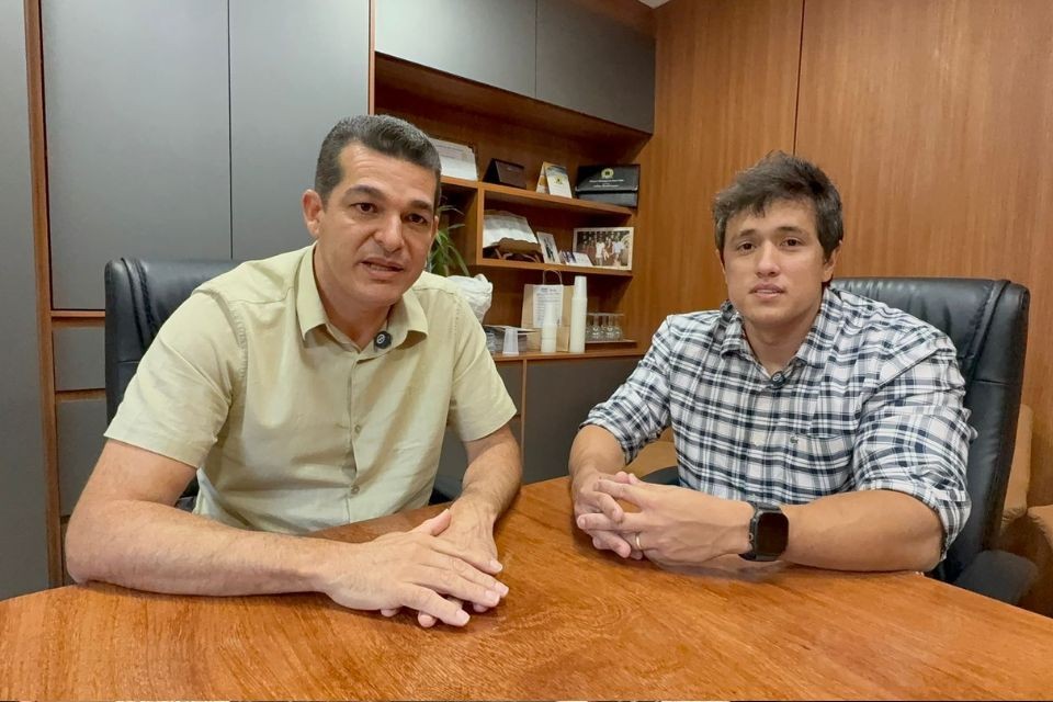 Obra de pavimentação em União Bandeirantes entra na fase final, afirma engenheiro em reunião com vereador Adalto