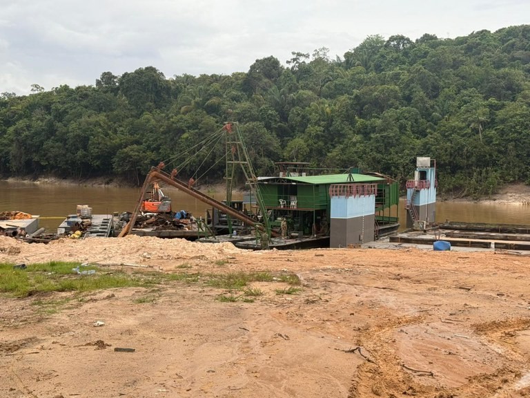 PF e PM apreendem embarca&ccedil;&otilde;es usadas no garimpo ilegal em Manaus
