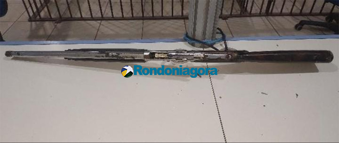 Homem bêbado não gosta de ser filmado e ameaça família com espingarda