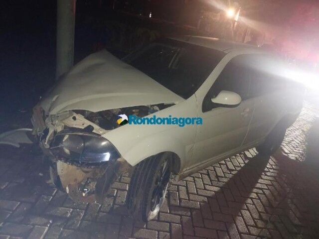 Carro invade área de restaurante e motorista abandona veículo em Porto Velho