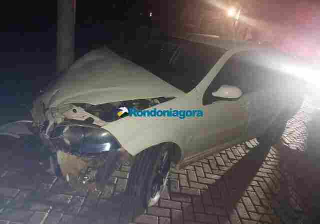 Carro invade &aacute;rea de restaurante e motorista abandona ve&iacute;culo em Porto Velho