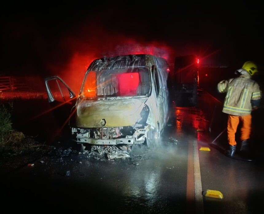 Ambul&acirc;ncia pega fogo na RO-479 durante transporte de paciente