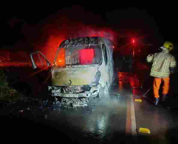 Ambul&acirc;ncia pega fogo na RO-479 durante transporte de paciente