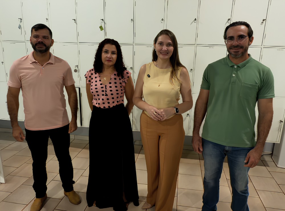 Deputada Gislaine Lebrinha acompanha entrega de m&oacute;veis na Escola Regina