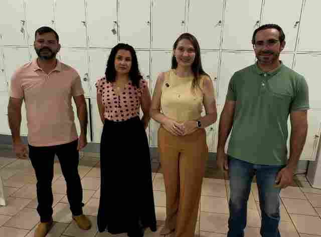 Deputada Gislaine Lebrinha acompanha entrega de m&oacute;veis na Escola Regina