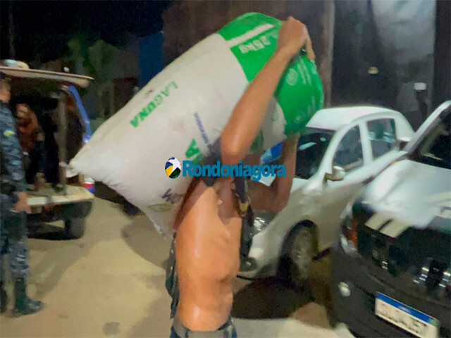 Em embarcação: grupo é preso após ser flagrado furtando soja de balsa no porto da capital