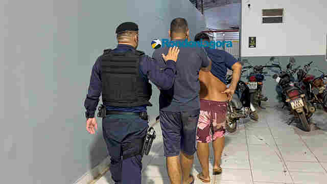 Dupla &eacute; presa com drogas, dinheiro e c&acirc;meras ap&oacute;s den&uacute;ncia de tr&aacute;fico no Teixeir&atilde;o