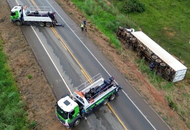 Tombamento de carreta mobiliza equipes da Nova 364 e interdita trecho da BR-364 em Candeias