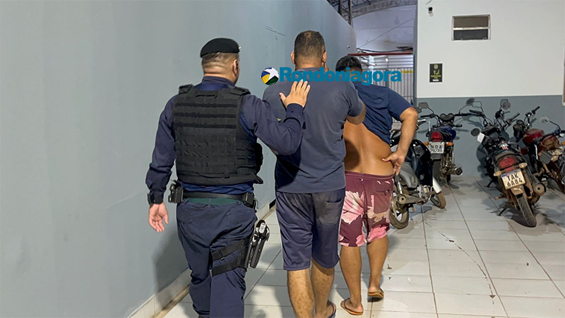 Dupla &eacute; presa com drogas, dinheiro e c&acirc;meras ap&oacute;s den&uacute;ncia de tr&aacute;fico no Teixeir&atilde;o