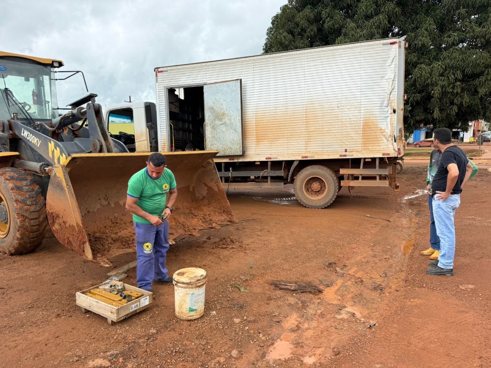 Vereador Adalto de Bandeirantes fiscaliza manuten&ccedil;&atilde;o de m&aacute;quina e refor&ccedil;a pedidos &agrave; Prefeitura em Uni&atilde;o Bandeirantes