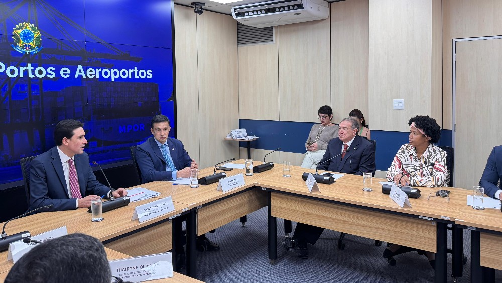 Deputada S&iacute;lvia Cristina celebra an&uacute;ncio de aumento de voos da empresa Azul para a capital e o interior