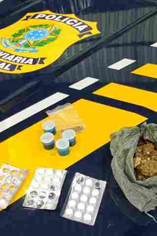 PRF apreende anfetaminas e drogas com caminhoneiro na BR-364
