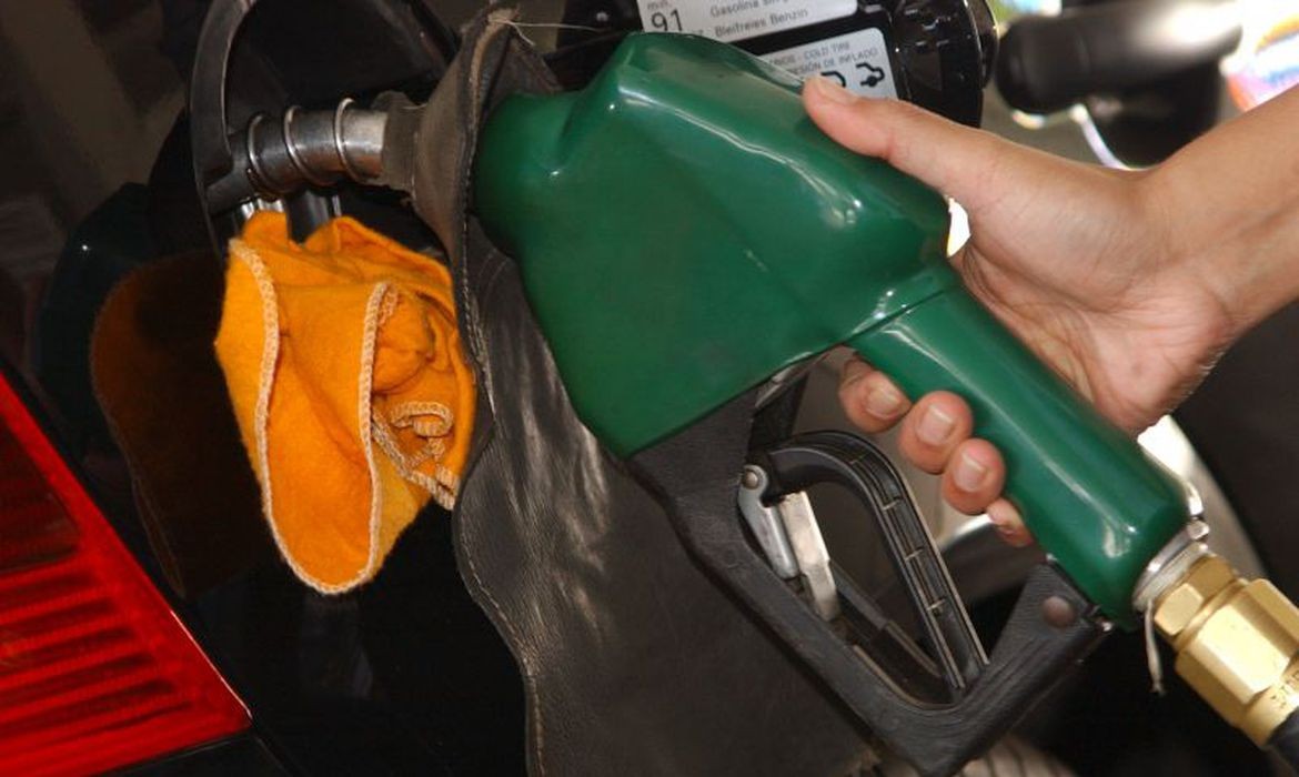 Petrobras anuncia redução no preço da gasolina em 5,2% para distribuidoras