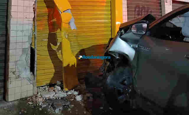 V&iacute;deo: servidor p&uacute;blico b&ecirc;bado &eacute; preso ap&oacute;s colidir em loja com Hilux e fugir da PM em Porto Velho