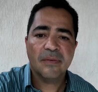 V&iacute;deo: prefeito de Presidente M&eacute;dici imobiliza homem armado com faca em frente da pr&oacute;pria casa