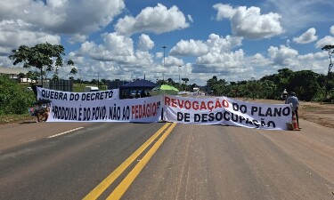 Protesto interdita BR-364 totalmente na entrada de Cujubim e questiona plano de desocupa&ccedil;&atilde;o e ped&aacute;gio