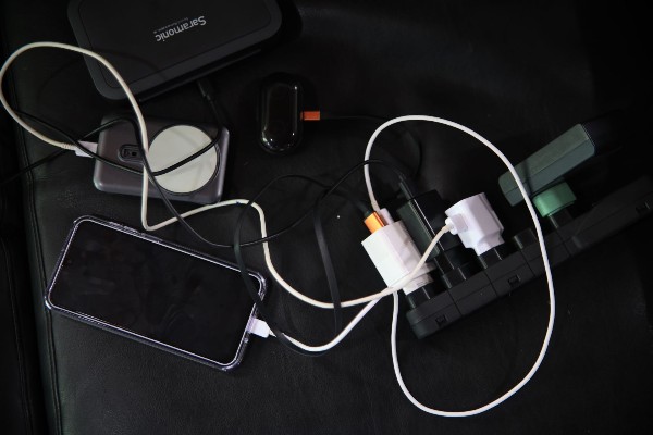 Prefeitura alerta sobre riscos do uso de celulares conectados &agrave; rede el&eacute;trica
