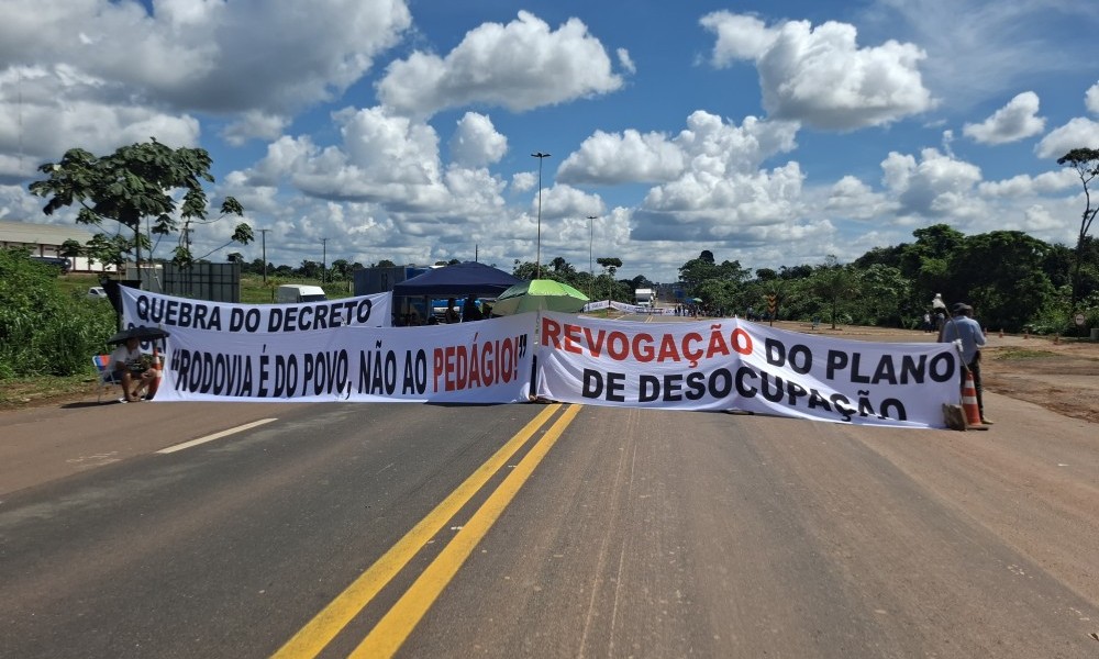 Protesto interdita BR-364 totalmente na entrada de Cujubim e questiona plano de desocupa&ccedil;&atilde;o e ped&aacute;gio