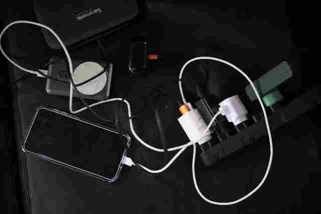 Prefeitura alerta sobre riscos do uso de celulares conectados &agrave; rede el&eacute;trica
