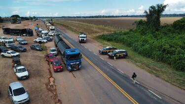 BR-364 &eacute; novamente fechada na entrada de Cujubim; PRF diz que n&atilde;o h&aacute; previs&atilde;o de libera&ccedil;&atilde;o