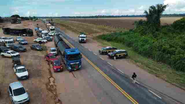 BR-364 &eacute; novamente fechada na entrada de Cujubim; PRF diz que n&atilde;o h&aacute; previs&atilde;o de libera&ccedil;&atilde;o