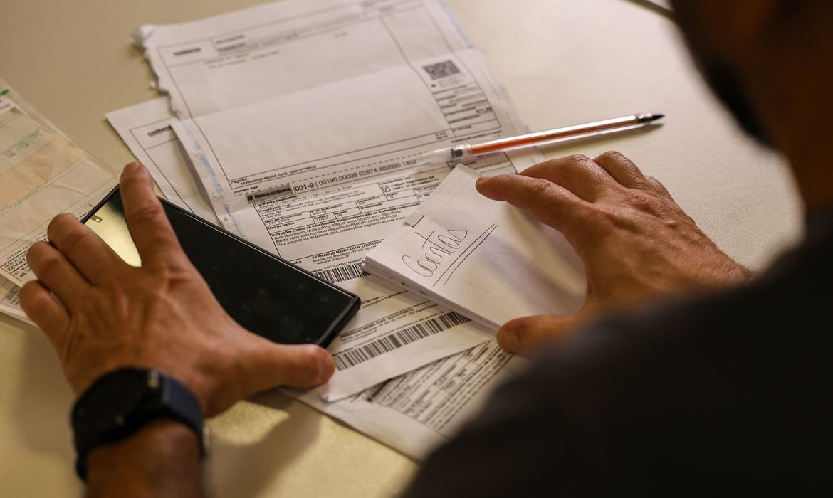 Sal&aacute;rio m&iacute;nimo de R$ 1.621 come&ccedil;a a ser pago nesta segunda
